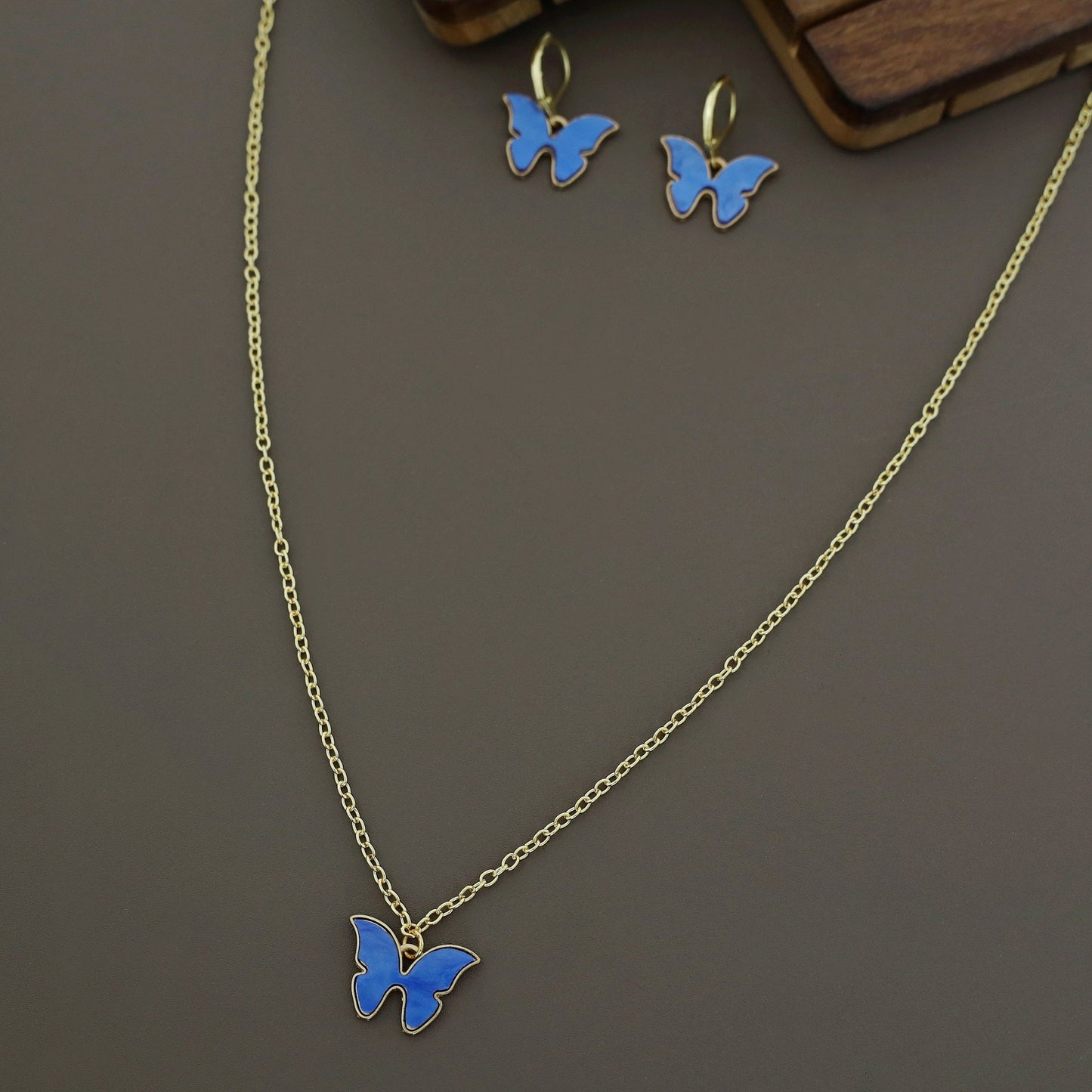 Melania Butterfly Neckpiece With Hoop Earring